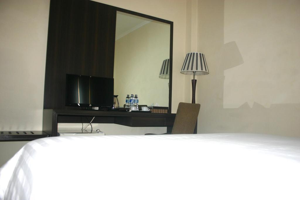 Royal Mamberamo Hotel Соронг Номер фото